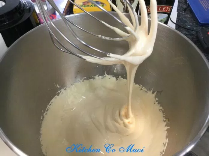 Bánh bông lan custard màu tím lá cẩm