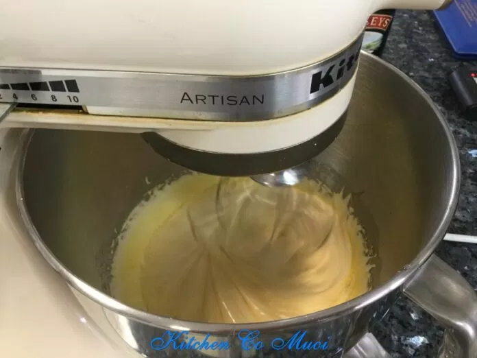 Bánh bông lan custard màu tím lá cẩm
