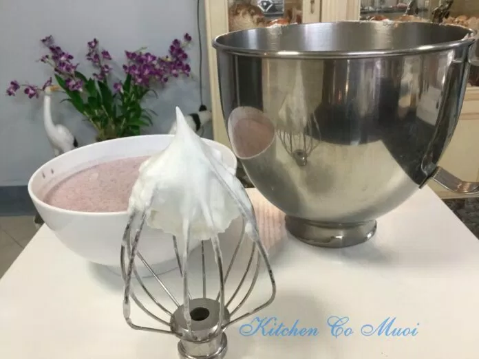 Bánh bông lan custard màu tím lá cẩm