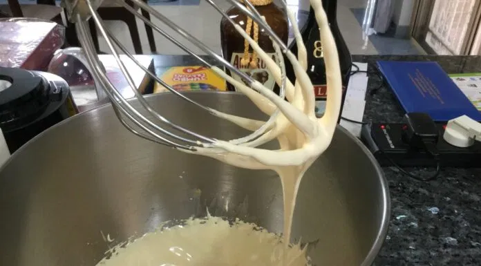 Bánh bông lan custard màu tím lá cẩm