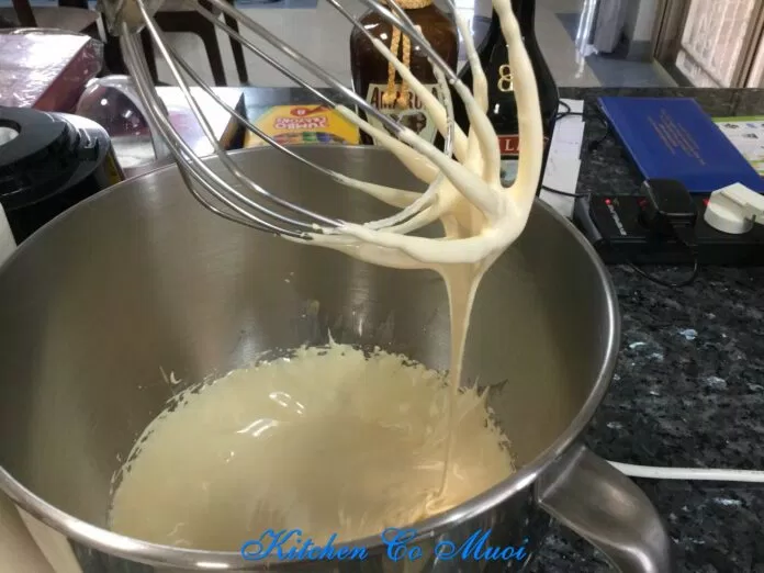 Bánh bông lan custard màu tím lá cẩm