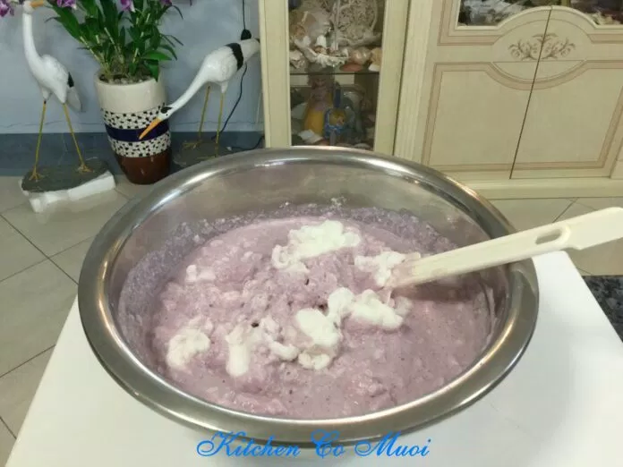 Bánh bông lan custard màu tím lá cẩm