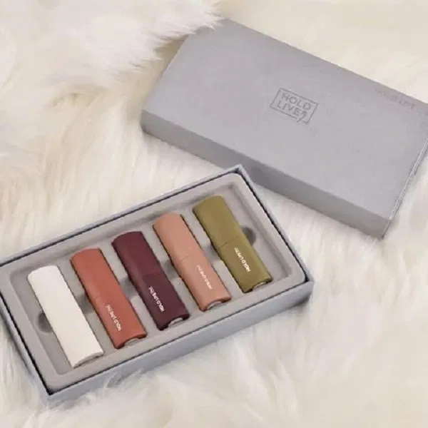 Hộp giấy bên ngoài màu xám bạc khá sang trọng (nguồn: Internet)