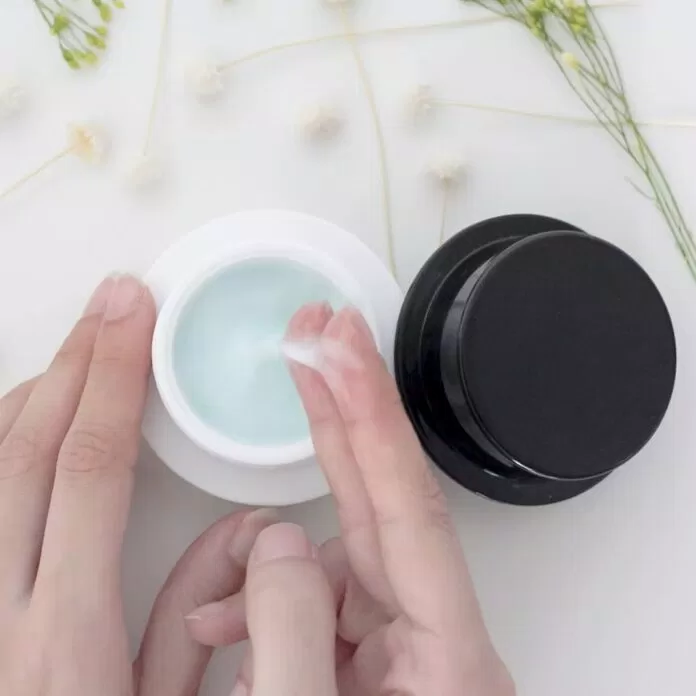 Sử dụng kem dưỡng ẩm Belif The True Cream Aqua Bomb mỗi ngày để da luôn ẩm mịn. 