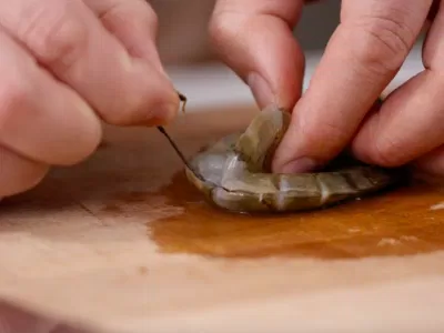 Lấy chỉ tôm để thành phẩm tôm sốt cà chua không chứa sạn cát Lấy chỉ tôm để thành phẩm tôm sốt cà chua không chứa sạn cát