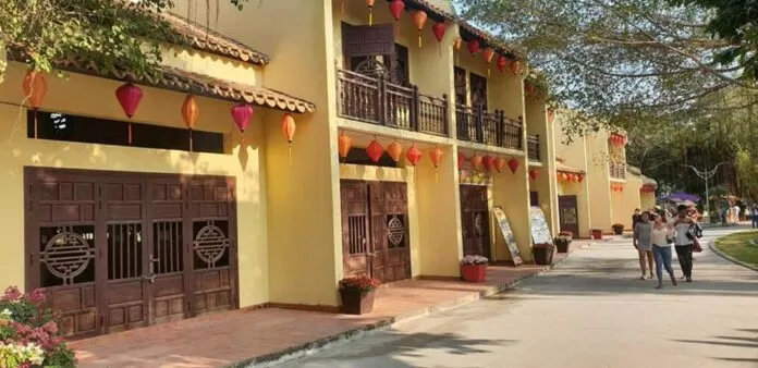 Dãy phố cổ Hội An tại Happyland