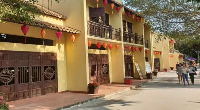 Dãy phố cổ Hội An tại Happyland