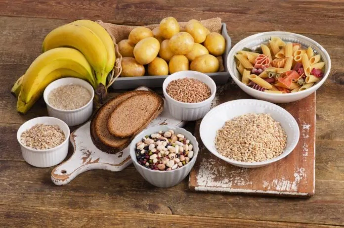 Lượng carbs bạn tiêu thụ trong mỗi bữa ăn nên chiếm 25% tổng số calo của tất cả thực phẩm trong bữa ăn đó. Lượng carbs bạn tiêu thụ trong mỗi bữa ăn nên chiếm 25% tổng số calo của tất cả thực phẩm trong bữa ăn đó.