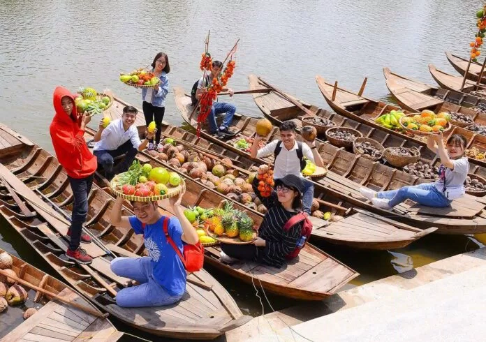 Các du khách tranh thủ "sống ảo" tại chợ nổi miền Tây ở Happyland