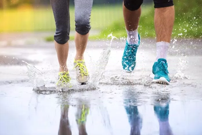 Trời mưa là một trong những nguyên nhân ngăn cản bạn tập thể dục ngoài trời