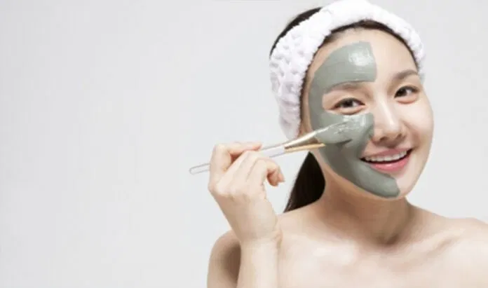 Sử dụng dụng cụ lấy mặt nạ để đảm bảo vệ sinh