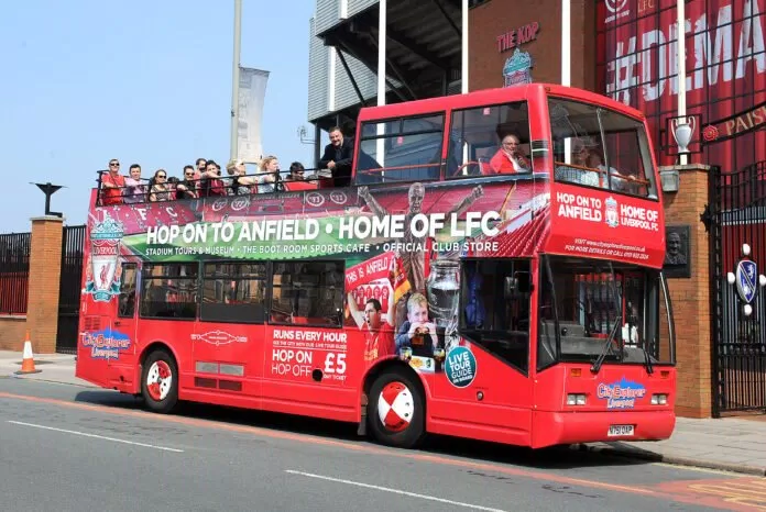 Xe bus thường là phương tiện chuyên chở khách du lịch xuyên suốt cuộc hành trình.