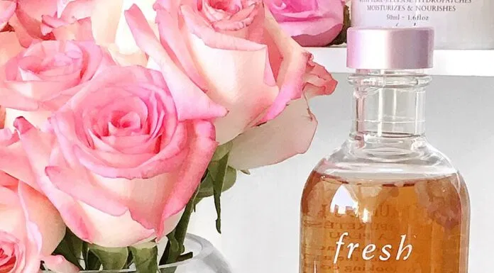 Nhìn chung nước hoa hồng Fresh Rose Deep Hydration Facial Toner có giá khá đắt