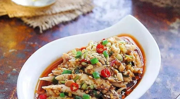 Món gà xé cay Tứ Xuyên thành phẩm có màu sắc bắt mắt Món gà xé cay Tứ Xuyên thành phẩm có màu sắc bắt mắt