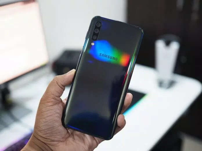 Mặt lưng Gradient đẹp đẽ của Galaxy A50