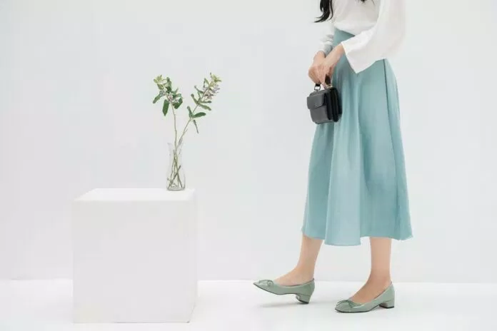 Với giày búp bê đế vuông mang màu sắc pastel nhẹ nhàng đính thêm chiếc nơ xinh xắn khiến bạn nữ tính hơn bao giờ hết giày cao gót