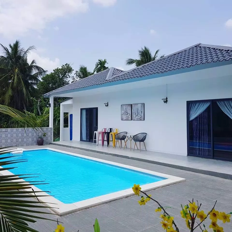 Khung cảnh hồ bơi tại Cocoland Homestay