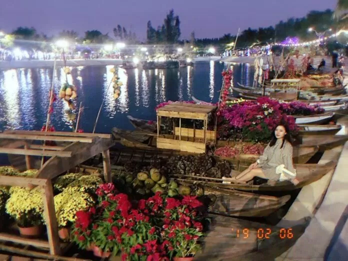 Chợ nổi miền Tây tại Happyland vào buổi tối