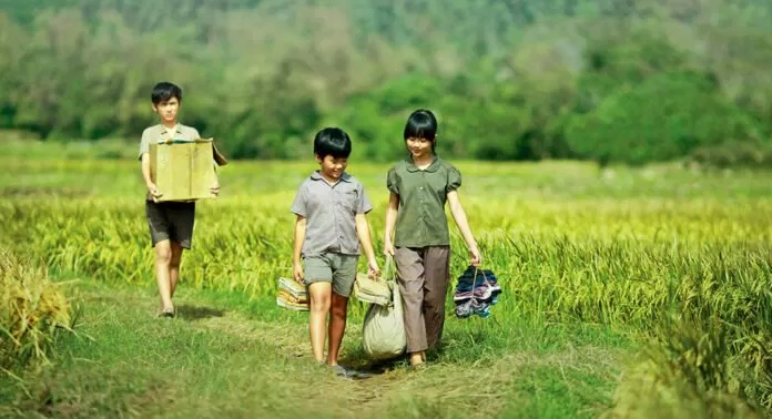 Đập cánh giữa không trung hoa vàng