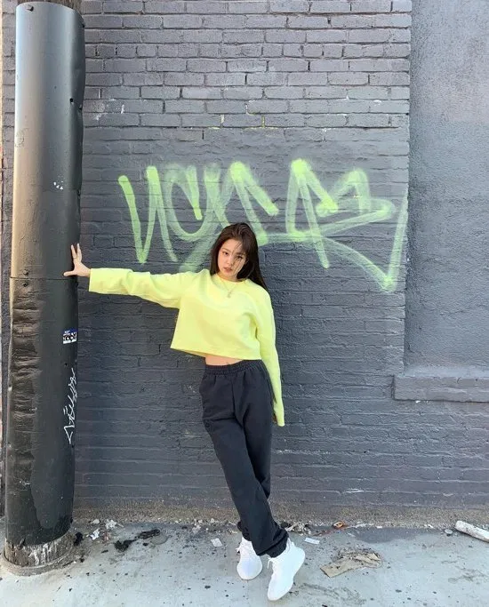 Hãy chọn một chiếc background tối màu để làm nổi bậc trang phục của bạn, nếu thêm vài dòng Graffiti phá cách nữa thì càng hay ho! (nguồn: Internet)