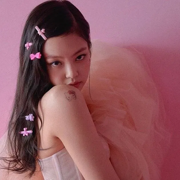 Cũng chiếc background quen thuộc ấy, nhưng tại sao lại ngọt ngào đến thế này được cơ chứ! (nguồn: Internet)