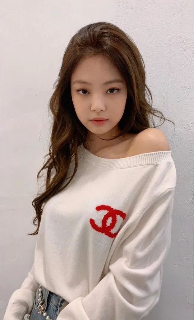 Với chiếc background đơn giản này, bạn chính là trung tâm của bức hình mà không sợ bị bất cứ thứ gì chiếm lấy “spot light”, dù cho bạn đang mặc một bộ trang phục cực kì đơn giản. (nguồn: Internet)