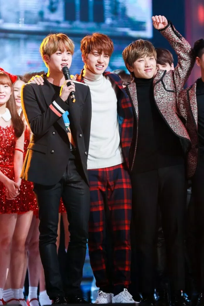 Jin, Ken và Sandeul trên sân khấu vẫn luôn thân thiết và vui vẻ (Ảnh: Twitter)
