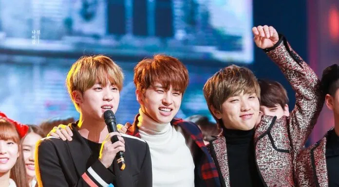 Jin, Ken và Sandeul trên sân khấu vẫn luôn thân thiết và vui vẻ (Ảnh: Twitter)