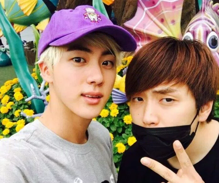 Jin và Sandeul luôn là hai anh chàng "kéo mood" cho cả hội (Ảnh: Twitter)