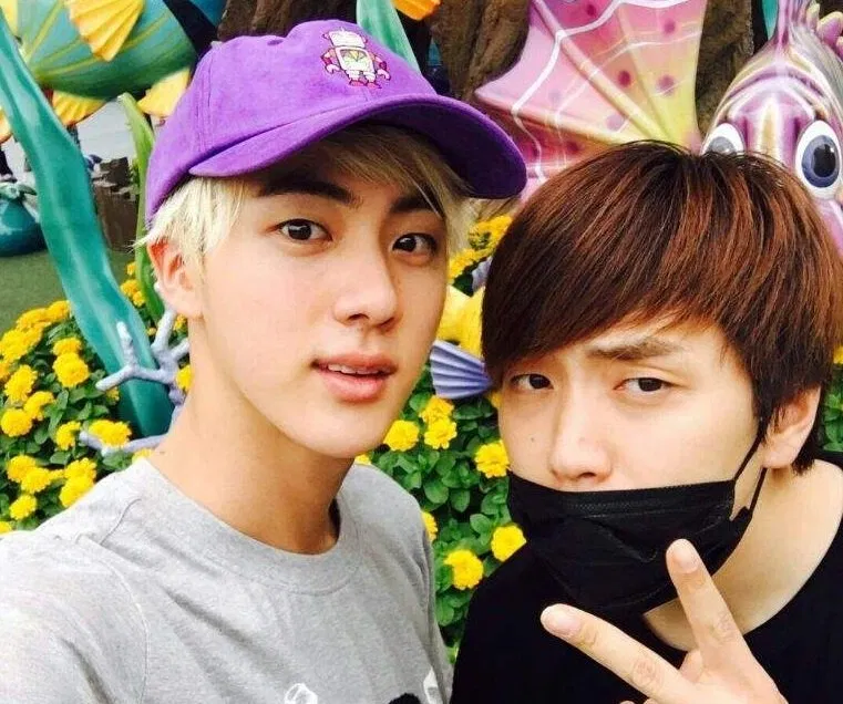 Jin và Sandeul luôn là hai anh chàng "kéo mood" cho cả hội (Ảnh: Twitter)