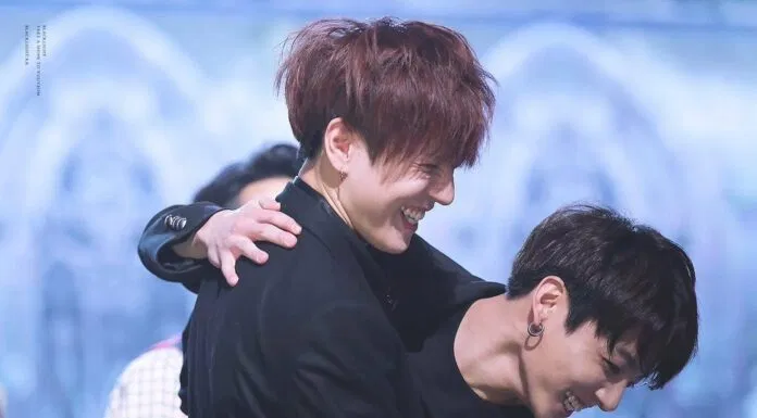 Hai chàng maknae của BTS và GOT7 cứ gặp nhau là vui vẻ cười nói (Ảnh: BlackLight)