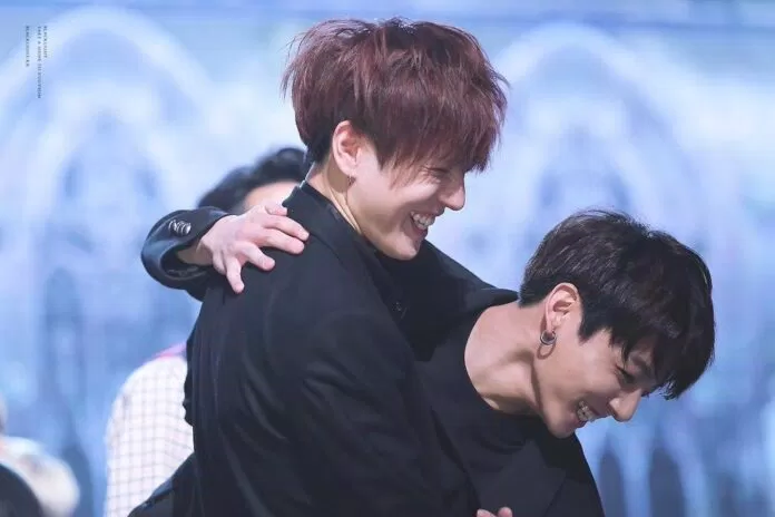 Hai chàng maknae của BTS và GOT7 cứ gặp nhau là vui vẻ cười nói (Ảnh: BlackLight)
