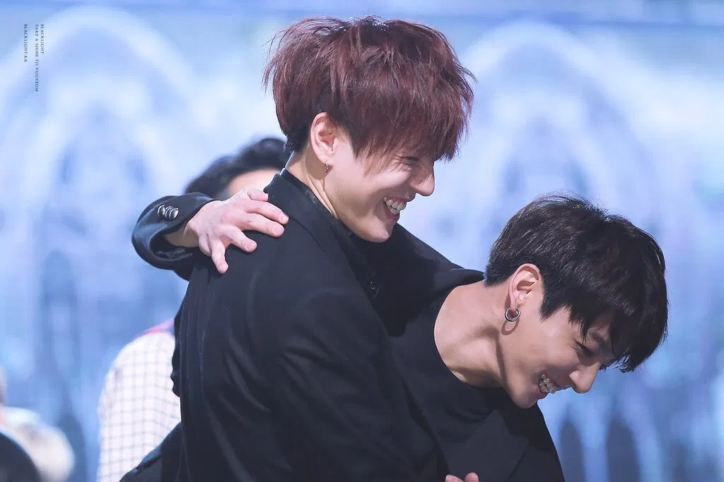Hai chàng maknae của BTS và GOT7 cứ gặp nhau là vui vẻ cười nói (Ảnh: BlackLight)