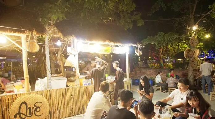 Các du khách đang ngồi ăn tại khu ẩm thực Chợ Quê