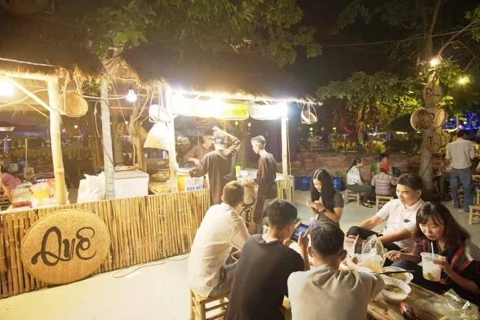 Các du khách đang ngồi ăn tại khu ẩm thực Chợ Quê