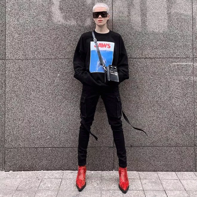 Sweater in họa tiết và quần túi hộp sẽ trở nên nhàm chán nếu không được phối cùng kính mát bảo hộ và boots da trăn kính bảo hộ