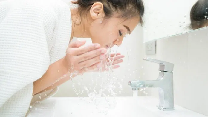 Các bạn nhớ làm sạch da mặt trước khi đắp mặt nạ 