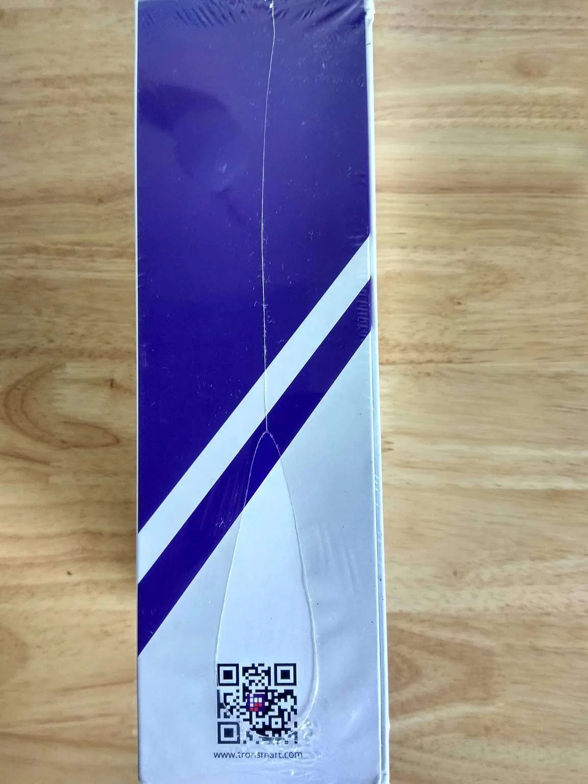 Mặt hông vỏ hộp loa bluetooth Tronsmart Element SoundPulse Force+ (Ảnh : BlogAnChoi)