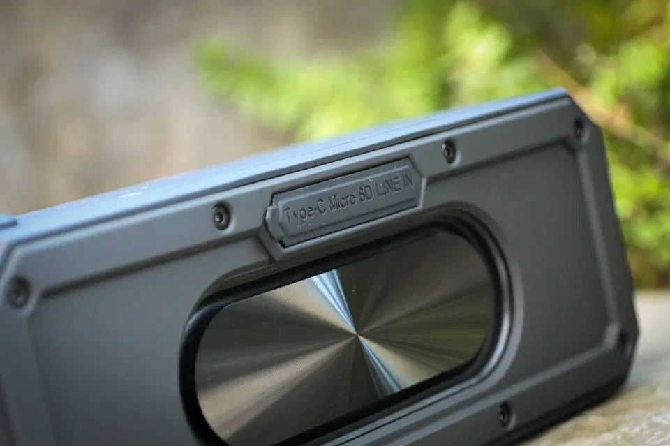 Phần loa phía sau có khả năng rung khi nhạc được bật