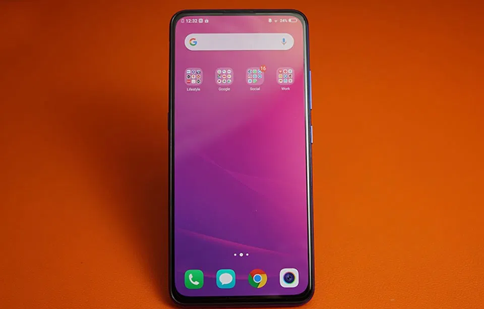 Màn hình tràn không viền nổi bật của Vivo V15