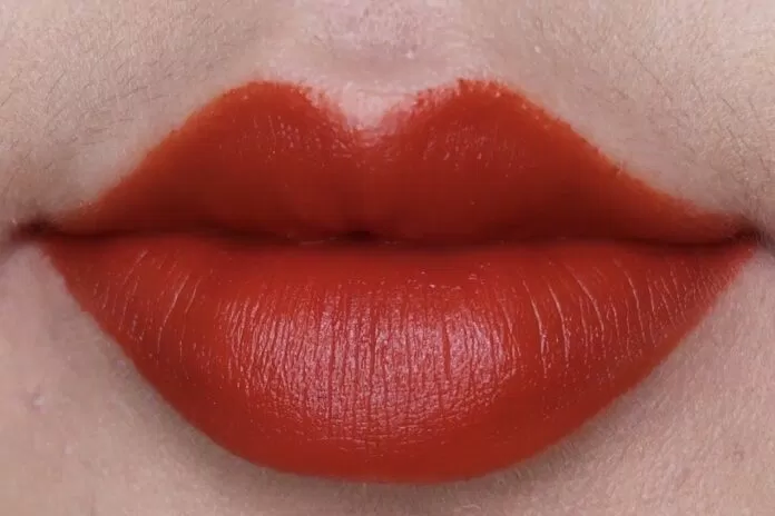 Màu đỏ cam cháy cực trendy, khiến nàng trở nên rạng rỡ (nguồn: Internet)