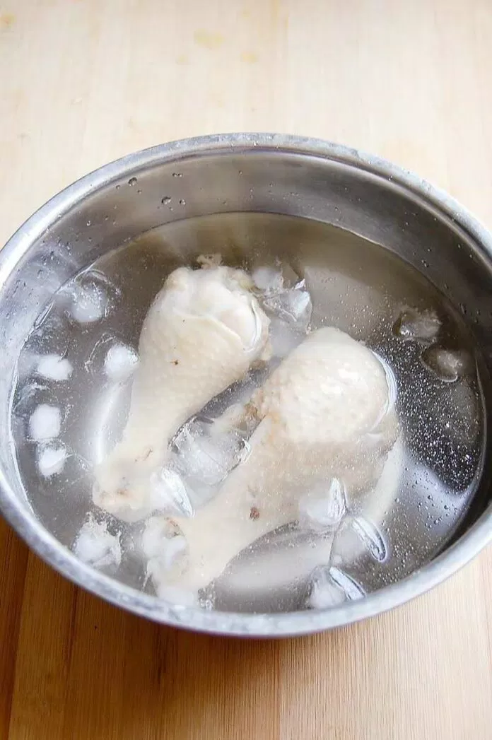 Cho đùi gà đã chín vào tô nước đá để nguội