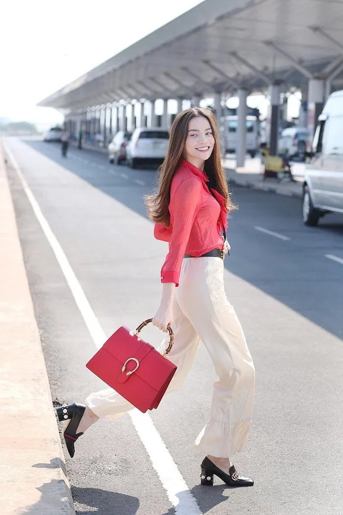 Nữ ca sĩ Hồ Ngọc Hà thanh lịch nhưng không kém phần trẻ trung khi diện đôi loafer ngọc trai cùng set đồ công sở ngọc trai 11