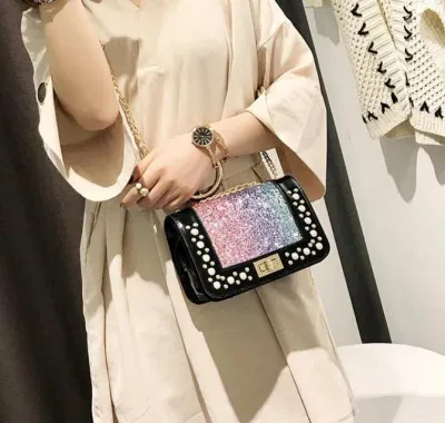 Chiếc túi đính ngọc trai được phối màu ombre lạ mắt ngọc trai 9