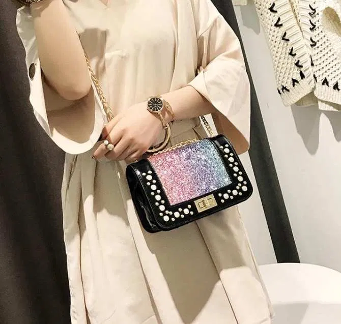 Chiếc túi đính ngọc trai được phối màu ombre lạ mắt ngọc trai 9