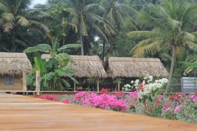 Đằng xa là những ngôi nhà mát