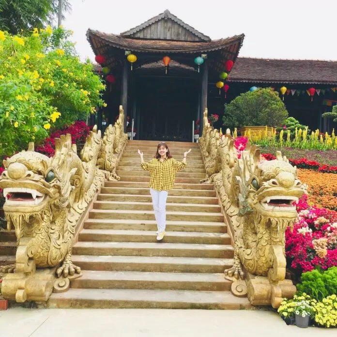 Khung cảnh bên ngoài nhà Rường Công Chúa