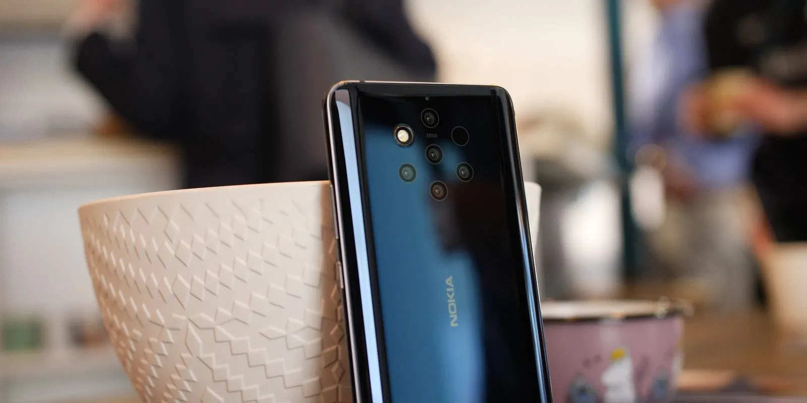 Nokia 9 Pureview với 5 camera ở mặt lưng