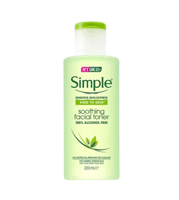 Nước hoa hồng Simple Soothing Facial Toner cam kết thành phần lành tính không chứa cồn. (Nguồn ảnh: Internet)