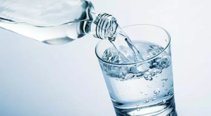 Uống nhiều nước để có đủ năng lượng hoạt động mỗi ngày
